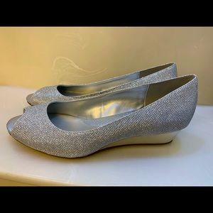 Bandolino silver metallic pumps